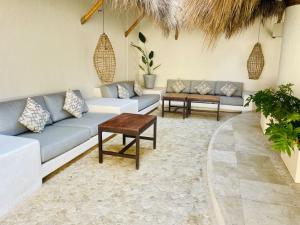 - un salon avec des canapés et une table basse dans l'établissement Exclusivo Departamento con acceso a playa, à Acapulco