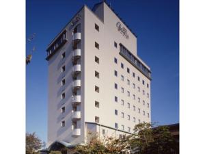Un alto edificio bianco con un orologio sopra di Hotel Socia - Vacation STAY 53739v a Hita
