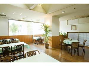 una sala da pranzo con tavoli e sedie di Hotel Socia - Vacation STAY 53739v a Hita