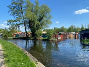 un fiume con un mucchio di case sopra di Stilvolle Ferienwohnung in historischer Stadtvilla a Neubrandenburg