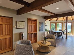 Χώρος καθιστικού στο Snug Harbour Inn