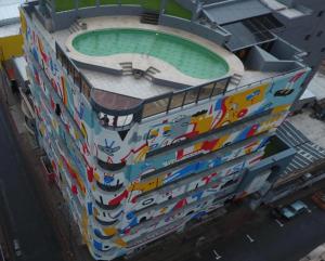 科尔多瓦Departamento NYC 2 - Edificio VILAUT by INMOVE Temporarios的一座建筑的侧面设有游泳池