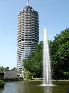 einen Brunnen im Wasser vor einem Gebäude in der Unterkunft Hotel Tower I 26th floor I Boxspring I Nespresso in Augsburg