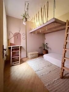 een slaapkamer met een stapelbed en een bureau bij Desart Hostel in Tamraght Ouzdar