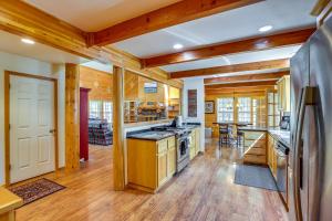 cocina con paredes de madera y suelo de madera en Oregon Retreat about 2 Mi From LaPine State Park, en La Pine