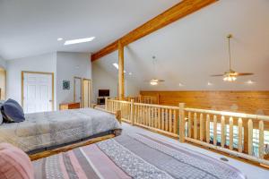 1 dormitorio con 1 cama y balcón en Oregon Retreat about 2 Mi From LaPine State Park, en La Pine