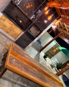 una vista aérea de un banco de madera en un restaurante en Chalé Alto da Serra SP en Serra Negra