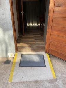 una puerta a un pasillo con un felpudo en el suelo en Grateus Luxury Apart & Spa en Villa General Belgrano