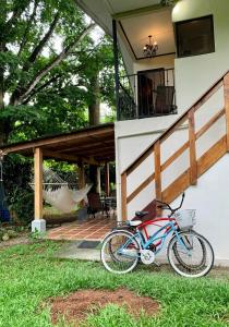 Una bicicleta estacionada en el césped frente a una casa en Casa Selva, en Cabuya