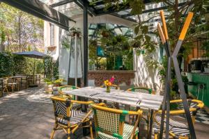墨西哥城的住宿－Orchid House Polanco，户外庭院配有桌椅。