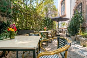 墨西哥城的住宿－Orchid House Polanco，庭院里摆放着桌椅和鲜花