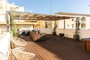 une terrasse avec des chaises et une table dans un bâtiment dans l'établissement Hotel Galla Placidia, à Narbonne