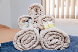 a pile of coils of rope on top of a crib at Chácara Caminho das Águas in Piraquara