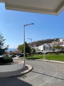 una calle con una luz de la calle en un lateral de una carretera en Brisa Castro, en Nazaré