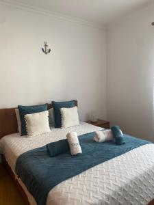 - un grand lit avec des oreillers dans l'établissement Brisa Castro, à Nazaré