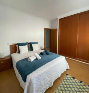 - une chambre avec un grand lit et 2 serviettes dans l'établissement Brisa Castro, à Nazaré