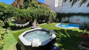 エル・トルノにあるVilla del Jerteの家の隣の庭にあるホットタブ +37枚の写真