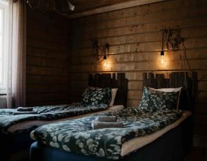 Ένα ή περισσότερα κρεβάτια σε δωμάτιο στο Mellanströms Stugby
