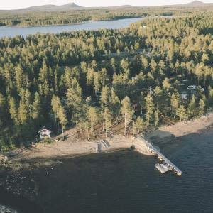 une vue aérienne sur une petite île dans l'eau dans l'établissement Mellanströms Stugby, à Arjeplog