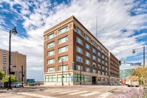 um edifício de tijolos alto numa rua da cidade em Holiday Inn Express - Kansas City Downtown, an IHG Hotel em Kansas City