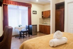 ein Hotelzimmer mit einem Bett und einem Esszimmer in der Unterkunft Luna de Plata in Quetzaltenango