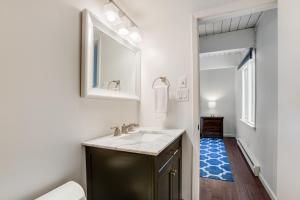 een badkamer met een wastafel en een spiegel bij Chateau Chaumont by Snowmass Vacations in Aspen