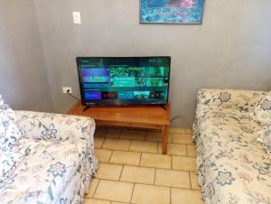 a tv sitting on a table in a living room at Departamento #4 in San Felipe