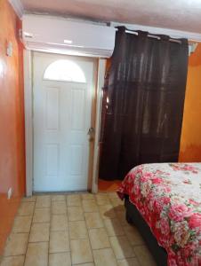 a bedroom with a bed and a white door at Departamento #4 in San Felipe