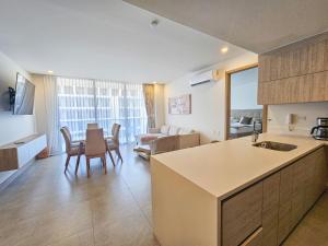 Køkken eller tekøkken på Apartamento 2 habitaciones en Condominio frente al mar en Cartagena.