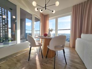 Khu vực ghế ngồi tại URBAN APARTMENTS LUXURY SKYLINE Sokolska Towers 30A, 2 Free Garages, Gym & Sauna, Self Check-in