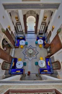 - une vue de tête sur un bâtiment avec des tables et des chaises dans l'établissement Riad Fes Ziyat & Spa, à Fès