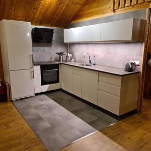 Η κουζίνα ή μικρή κουζίνα στο Geysir - Modern Log Cabin