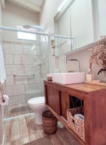 a bathroom with a sink and a toilet at Casa com piscina climatizada em frente à Praia do Santinho in Florianópolis