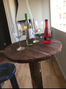 duas garrafas e dois copos numa mesa de madeira em Saint Gallen em Blumenau
