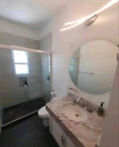 een badkamer met een wastafel en een spiegel bij DPTO. A orilla del Mar in Manzanillo