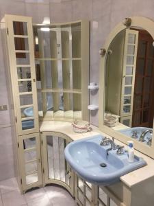 y baño con lavabo y espejo. en Benvenuti a Casa Sicilian Apartment Palermo, en Termini Imerese