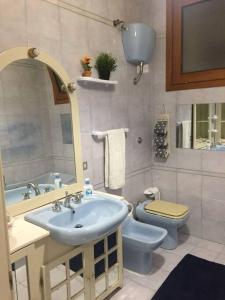 y baño con lavabo, aseo y espejo. en Benvenuti a Casa Sicilian Apartment Palermo, en Termini Imerese