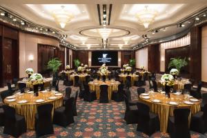 上海上海明天广场 JW万豪酒店的一间带桌椅的宴会厅，房间里有吊灯