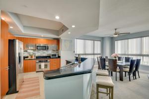 cocina y comedor con mesa y sillas en Luxe Resort Condo - 2 Mi to Daytona Beach! en Holly Hill