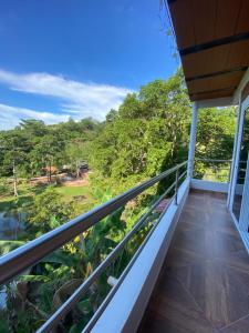 een balkon van een huis met uitzicht op bomen bij CASA CAMPESTRE BELLO AMANECER in Puerto Triunfo