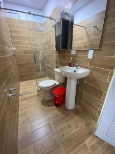 een badkamer met een wastafel, een toilet en een douche bij CASA CAMPESTRE BELLO AMANECER in Puerto Triunfo