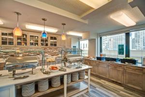 芝加哥Homewood Suites by Hilton Chicago-Downtown的餐厅设有柜台,供应菜肴