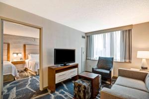 Homewood Suites by Hilton Chicago-Downtown的电视和/或娱乐中心