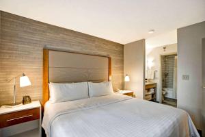 Homewood Suites by Hilton Chicago-Downtown客房内的一张或多张床位