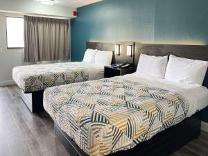 um quarto de hotel com duas camas num quarto em Motel 6-Memphis, TN - Downtown em Memphis