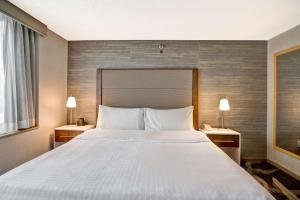 Homewood Suites by Hilton Chicago-Downtown客房内的一张或多张床位