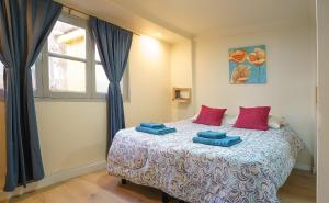 Un dormitorio con una cama con toallas azules. en Amanecer de la Bahía en Ushuaia