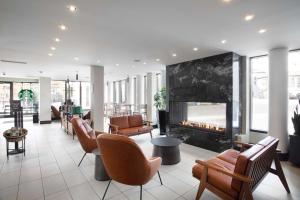 Posezení v ubytování DoubleTree by Hilton Hotel & Suites Victoria