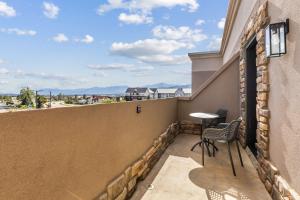 un balcone con 2 sedie e un tavolo su un edificio di Hampton Inn & Suites Colorado Springs-Air Force Academy/I-25 North a Colorado Springs