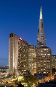 um horizonte iluminado da cidade com um edifício alto em Hilton San Francisco Financial District em São Francisco